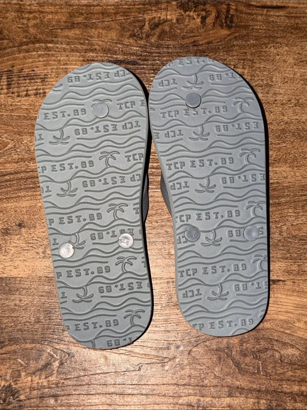 Gray Logo-Pattern Flip Flop Sandals dinosaur 🦖 size 5/6 big kids